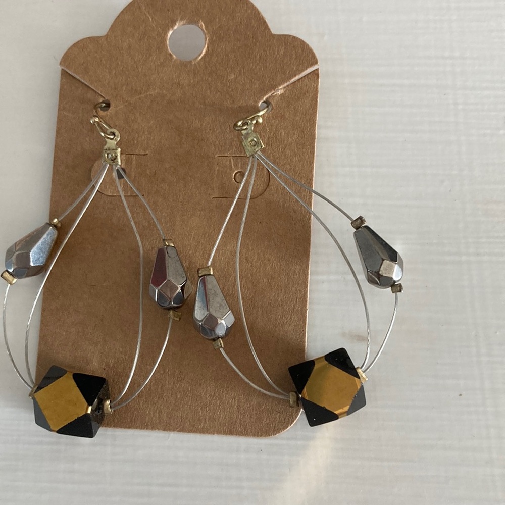 Set of Vintage looking pierced earrings with unique beads - Picture 2 of 5